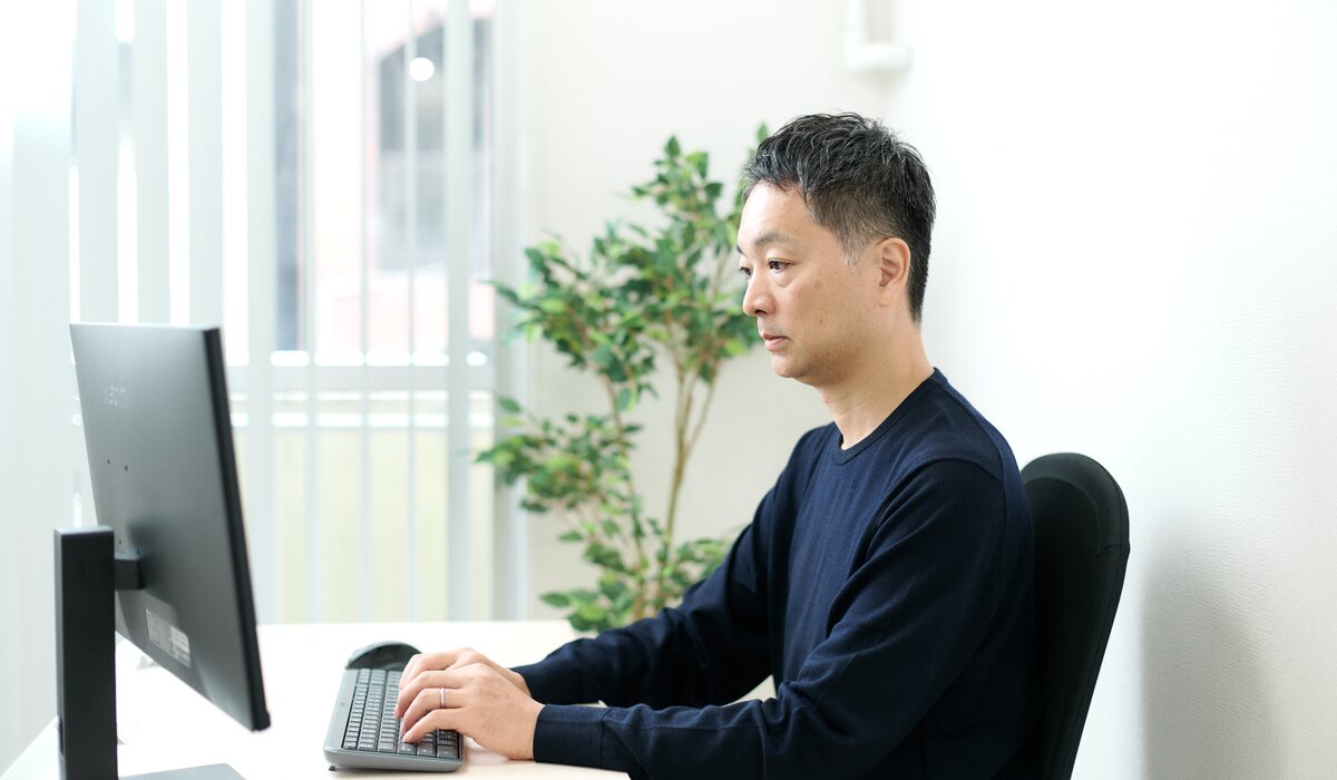 集中してパソコン作業に取り組むエンジニア