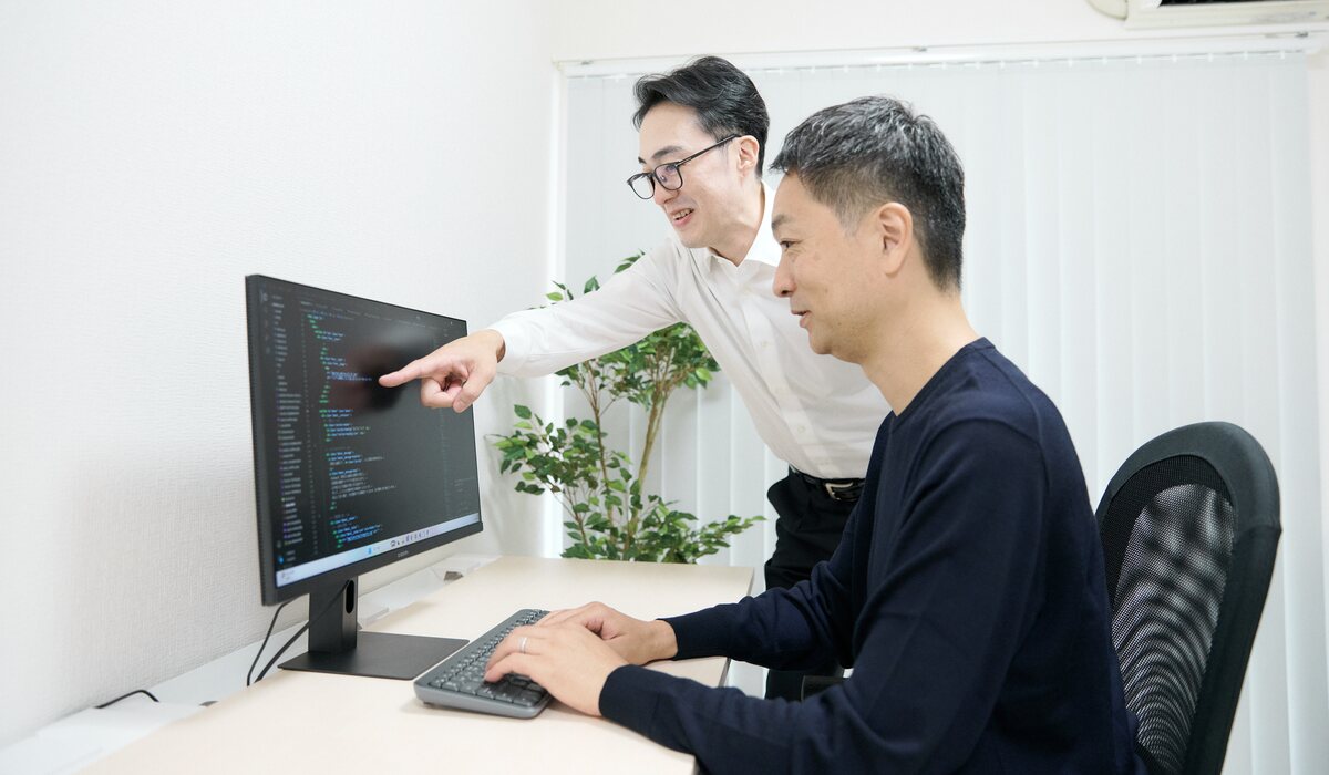 社員同士で仕事について相談している様子